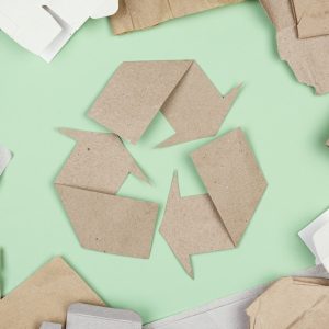 Objetos tecnológico con material de desecho