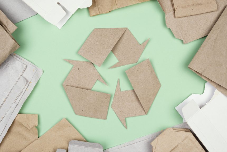 Objetos tecnológico con material de desecho