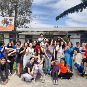 Jóvenes pintan el centro abierto Damián De Molokai en jornada solidaria