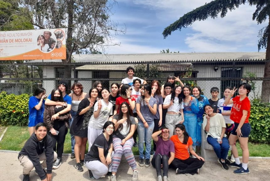 Jóvenes pintan el centro abierto Damián De Molokai en jornada solidaria