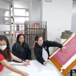 Taller de serigrafía para estudiantes en la UC