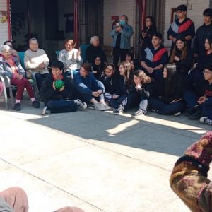 Jóvenes visitan centro de personas mayores de Fundación SS.CC.
