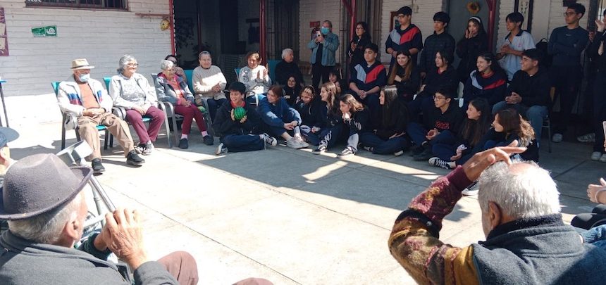 PortVisita centro Padre Damián de Molokai Fundacion Sagrados Corazones colegio SSCC providencia4 copia Jóvenes visitan centro de personas mayores de Fundación SS.CC.
