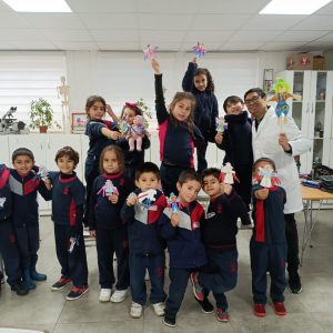 Niños y niñas del taller junto al profesor Iván Cortés.