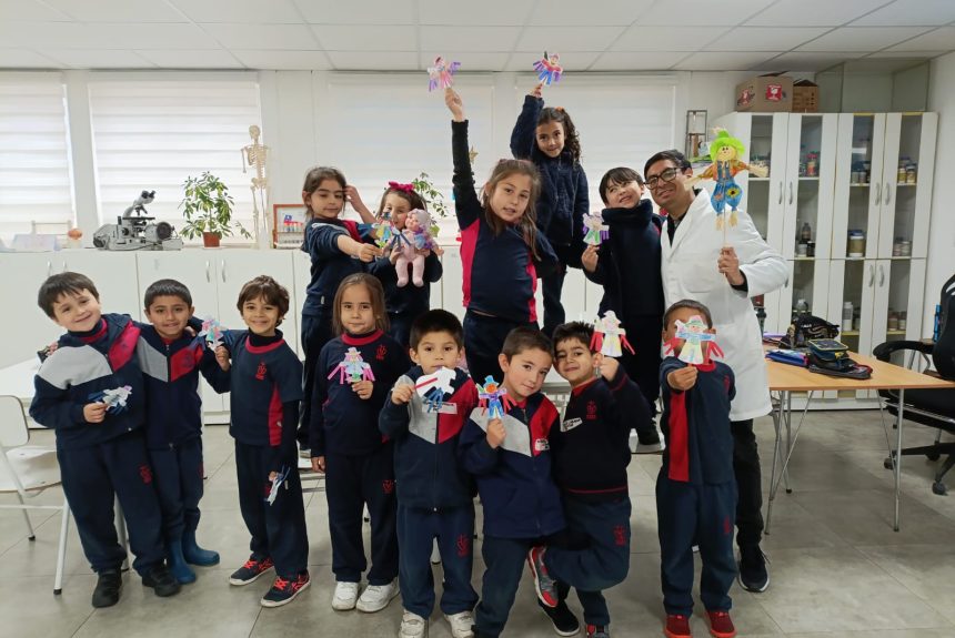 Niños y niñas del taller junto al profesor Iván Cortés.