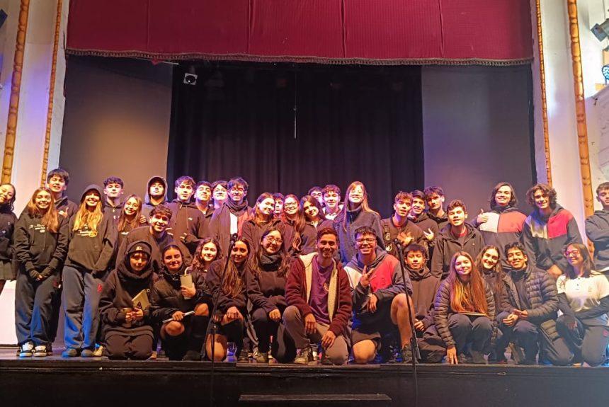 WhatsApp Image 2025-06-02 at 10.38.31 AM Los cuartos medios disfrutan del teatro